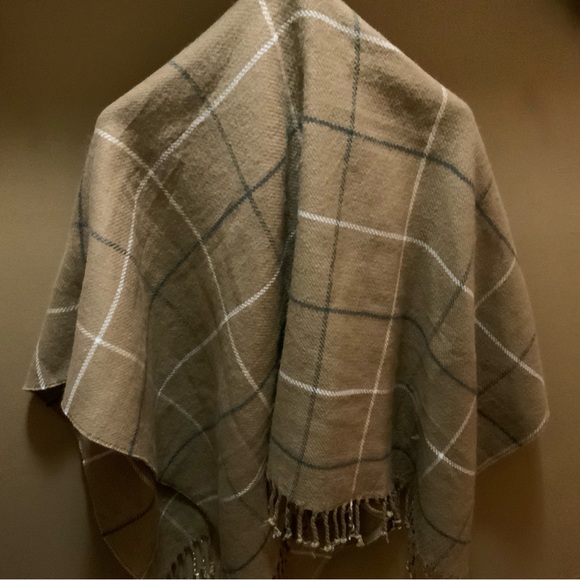 Abercrombie and Fitch Wrap - Picture 2 of 3